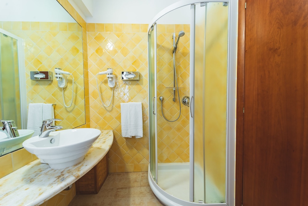 Classic Room, 1 Double or 2 Twin Beds - Photo 9