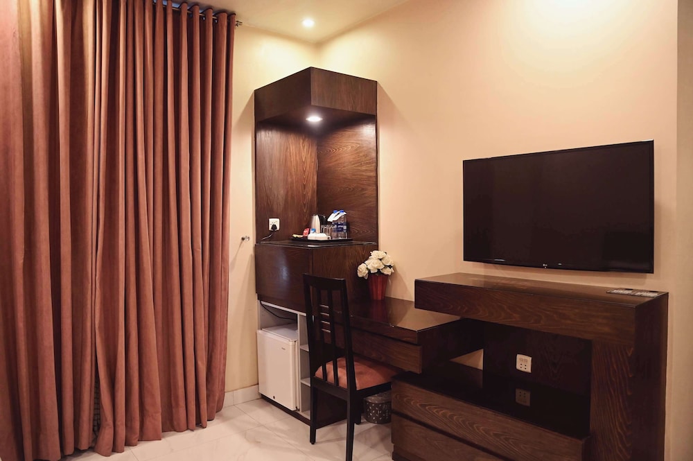 Deluxe Room, 1 King Bed, Non Smoking (Shower Only) photo 3