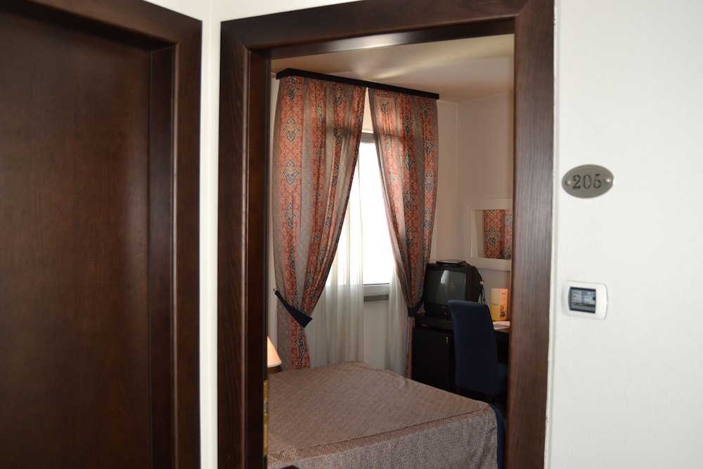 Single Room photo 2