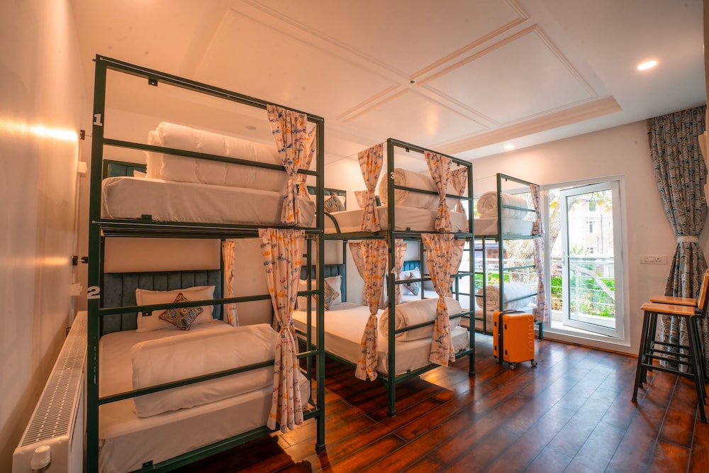 6 Bed mixed dorm photo 1