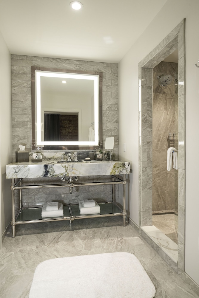 Deluxe Room, 1 King Bed, River View (Mobility/Hearing Access, Roll-In Shwr)