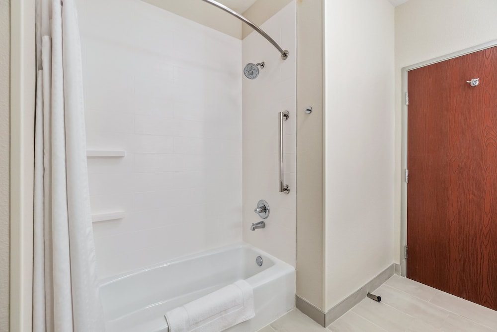 Standard Room, 2 Queen Beds - Photo 2