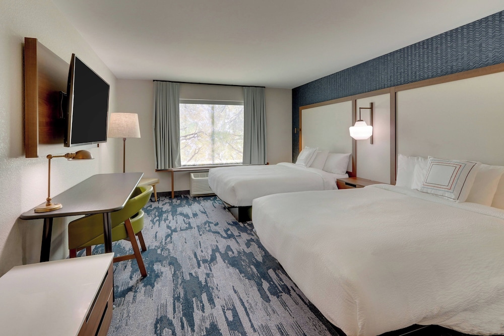 Room, 2 Queen Beds (Mobility Accessible, Tub)