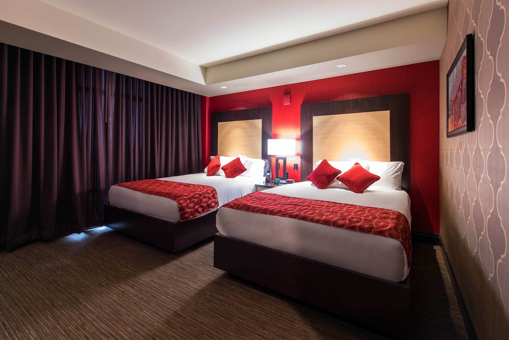 Standard Room, 2 Queen Beds (Standard Double Queen) - Photo 2