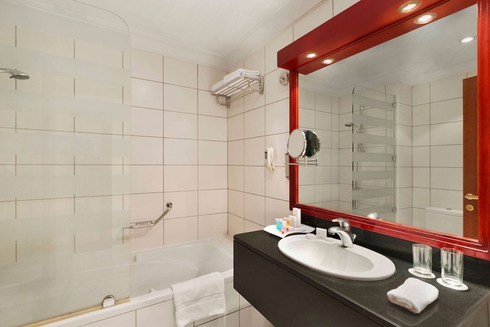 Business Suite, 1 King Bed, Smoking (Elite, Parking View) - Photo 5