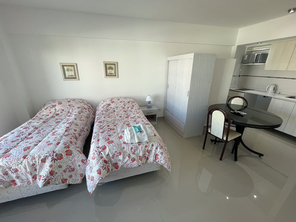 Studio, 2 Twin Beds