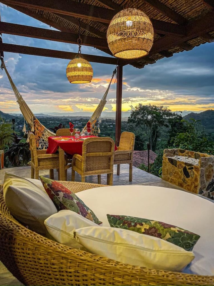 Deluxe Room, 1 King Bed, Mountain View
