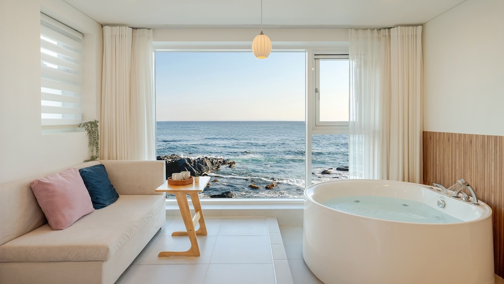 Basic Room, 1 Bedroom (Room 302 (Oceanview/Spa)) photo 1