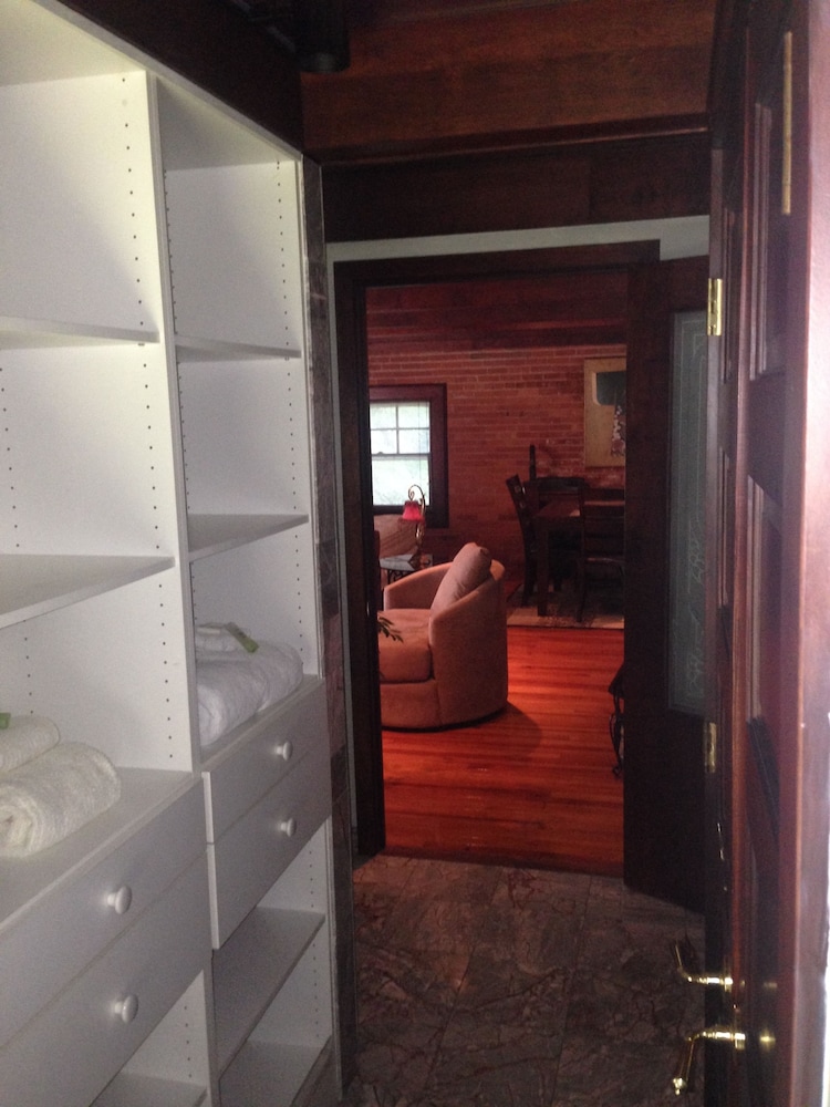 The Carriage House (King Spa Suite) photo 2