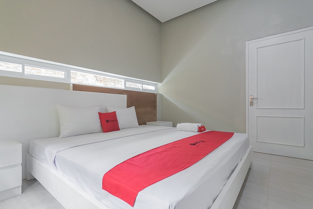 Deluxe Room (RedDoorz)