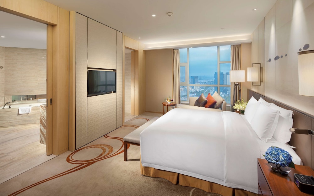 Deluxe Room, 1 King Bed, Corner photo 3