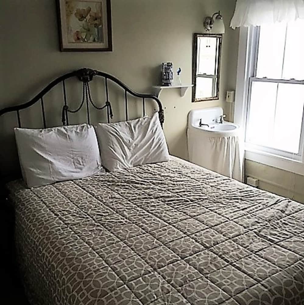 Standard Queen Room, Shared Bathroom (Room 13) photo 2