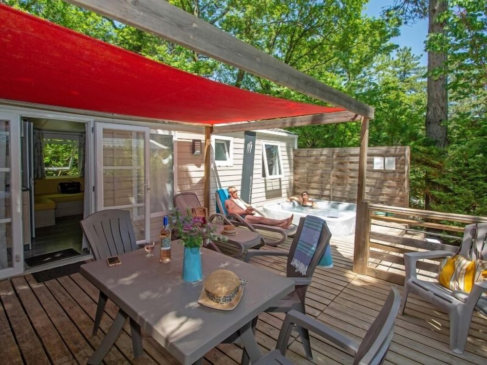 Luxury Mobile Home, Hot Tub