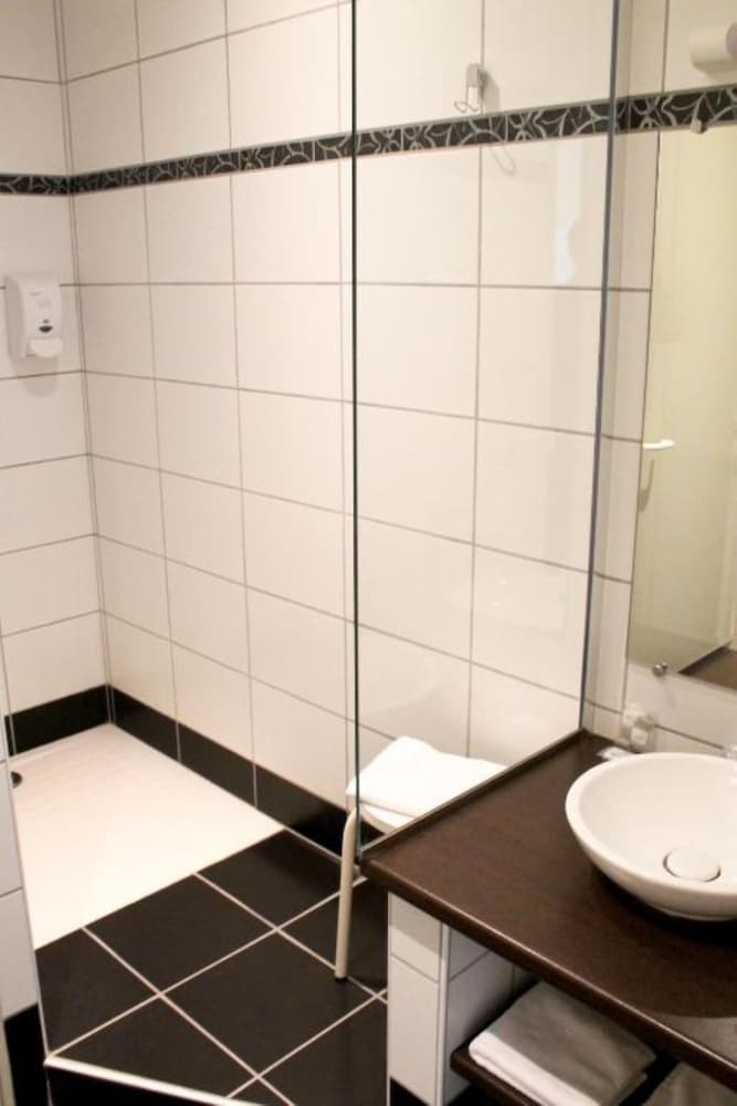 Standard Twin Room (with shower) photo 3