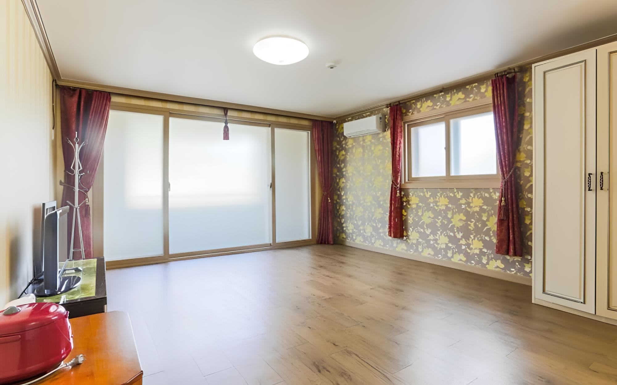 Room (Room 205)