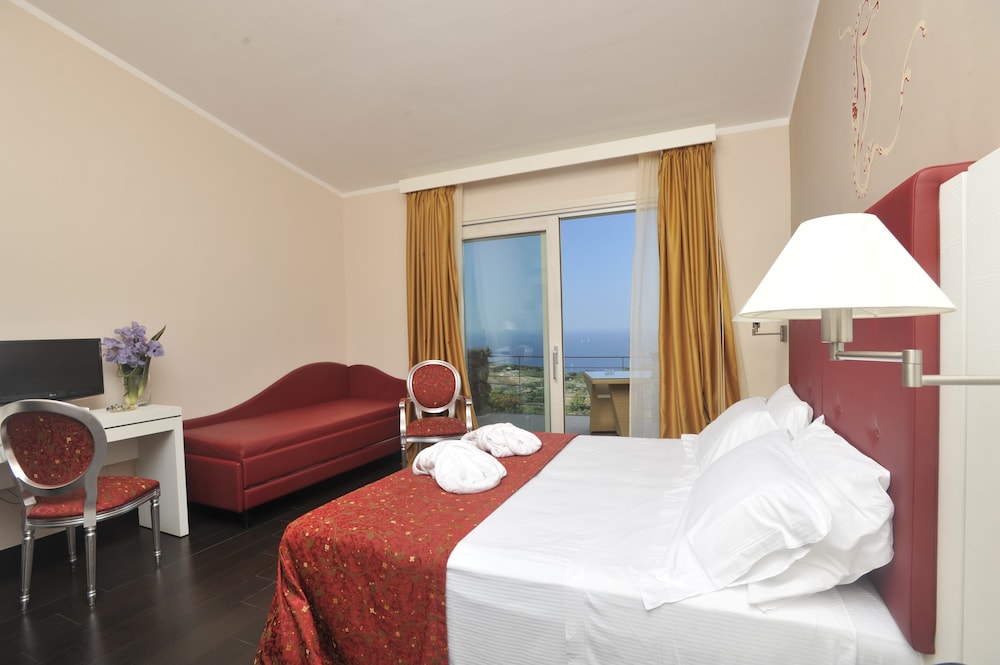 Superior Double or Twin Room, Sea View photo 3