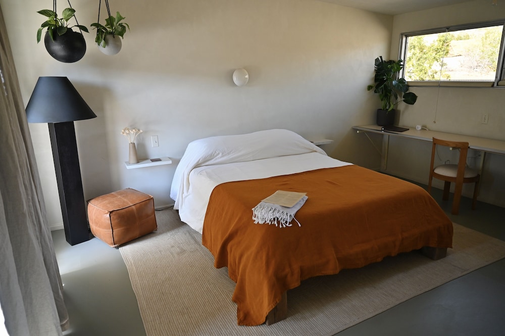 Standard Room, 1 Queen Bed, Non Smoking, Mountain View photo 1