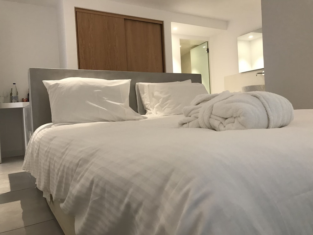 Superior Suite, 1 Queen Bed, Balcony, Sea View - Photo 8