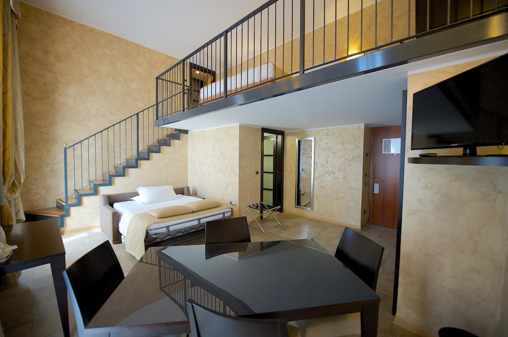 Family Room, Multiple Beds, Non Smoking, Mezzanine (Larger Room) - Photo 11