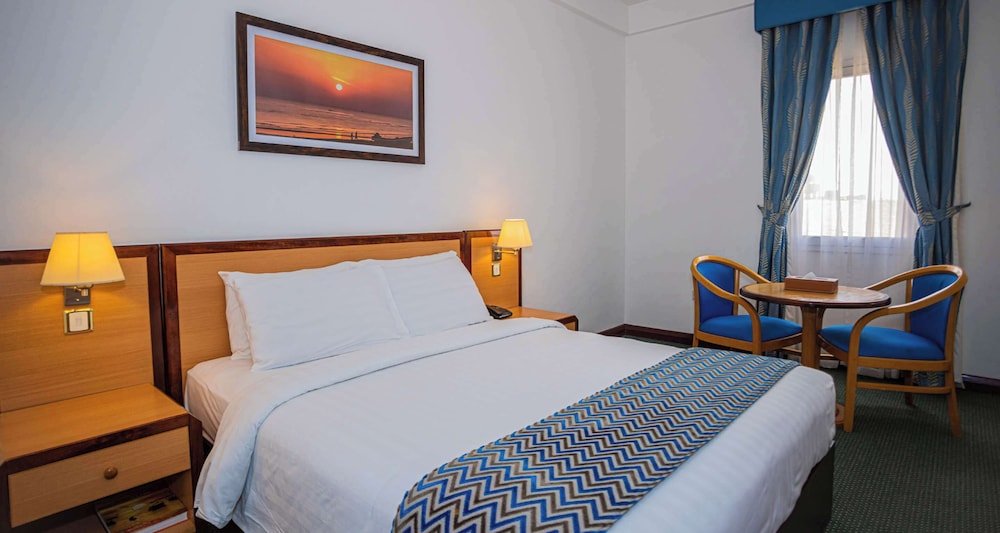 Standard Room, 1 King Bed, Non Smoking - Photo 5