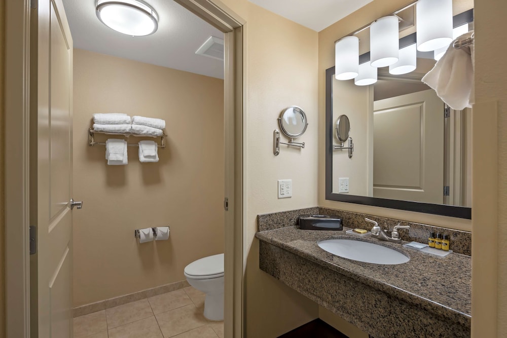 Standard Room, 2 Queen Beds, Non Smoking, Refrigerator - Photo 9