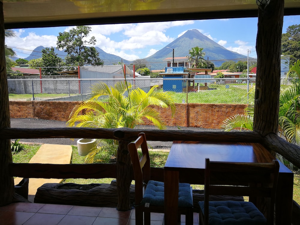 Deluxe Studio, 1 King Bed, Non Smoking, Mountain View photo 2