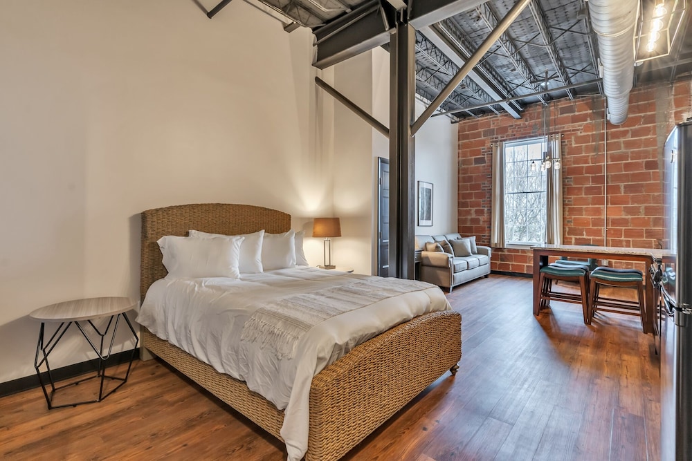 Queen Loft photo 1