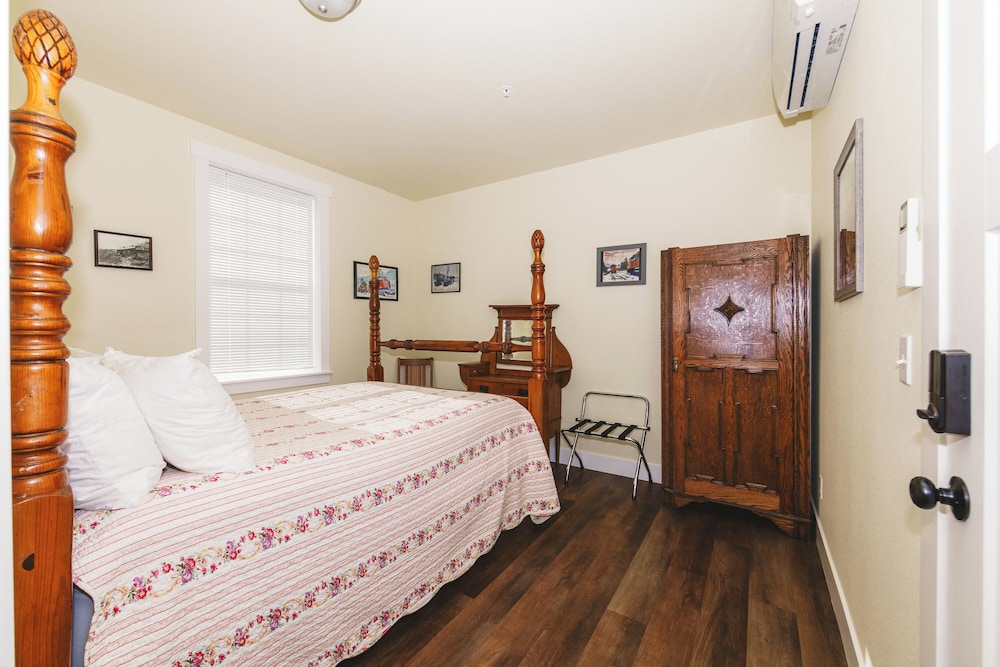 Guest House Classic Room (No Pets) (Not in a Caboose) photo 1