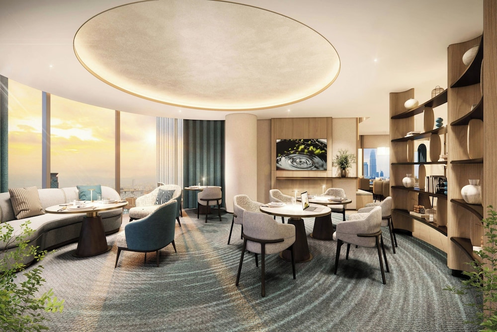 Club Suite, 1 King Bed, Corner - Photo 8