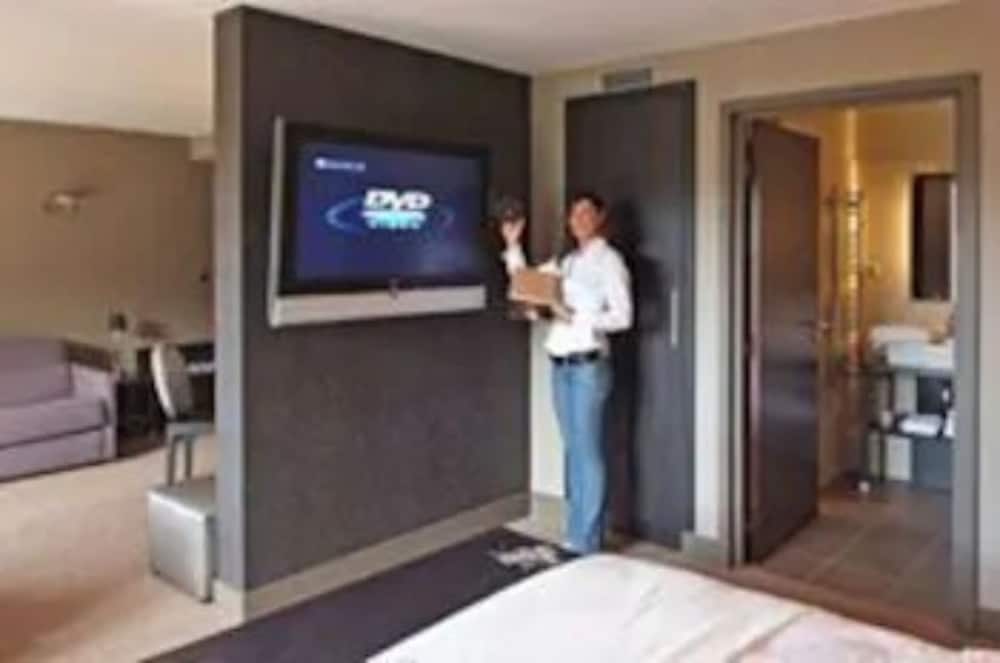 Suite, Lake View - Photo 8