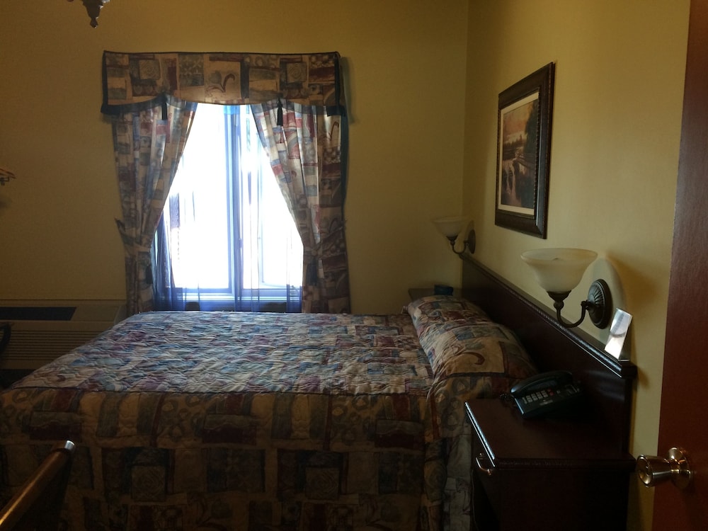 Standard Room, 1 Queen Bed photo 1