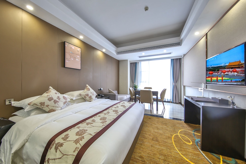 Deluxe Room, 1 King Bed, Smoking - Photo 6