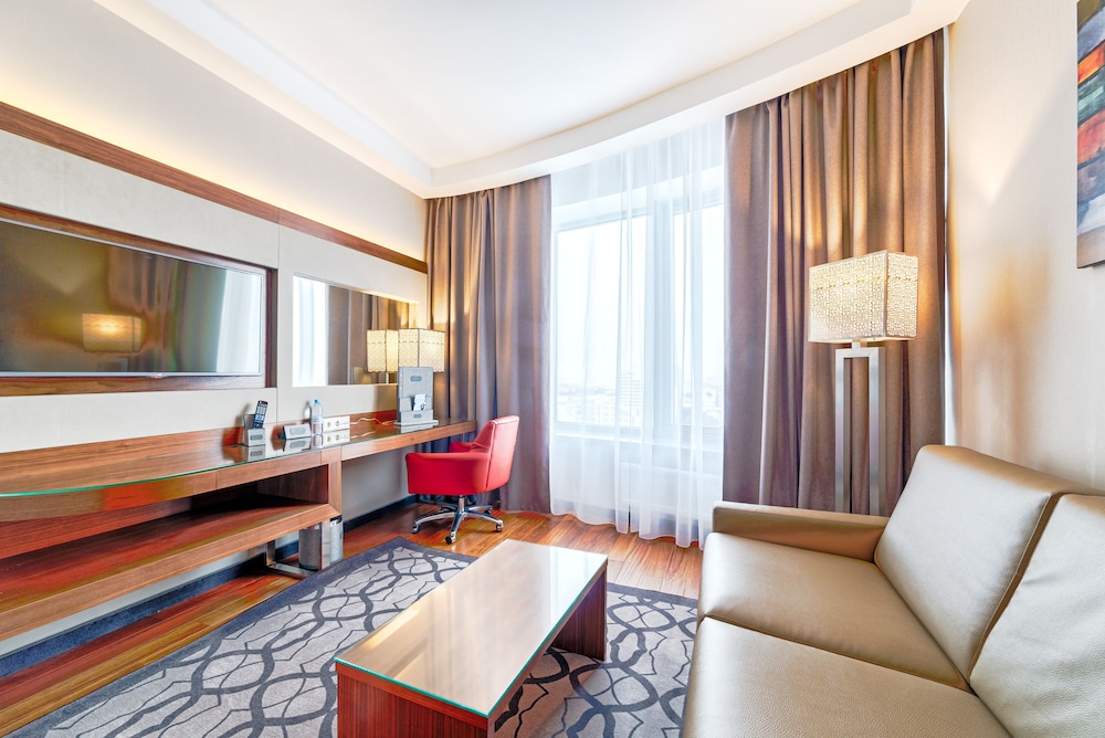 Suite, 1 King Bed with Sofa bed, Non Smoking photo 3