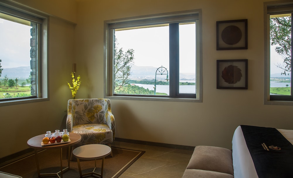 Premium Lake View Suite - Photo 7