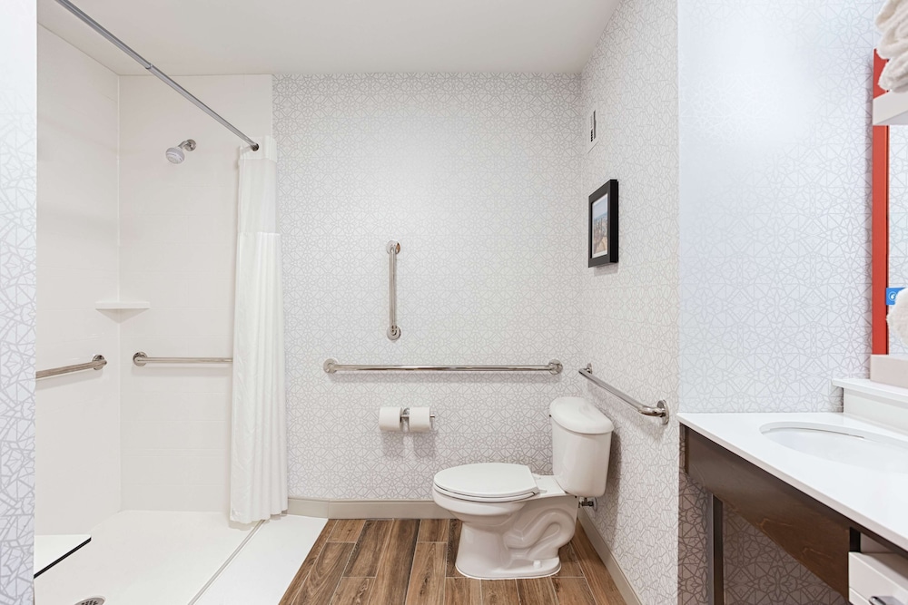 Room, 1 King Bed, Accessible (Mobility & Hearing, Roll-in Shower) - Photo 2