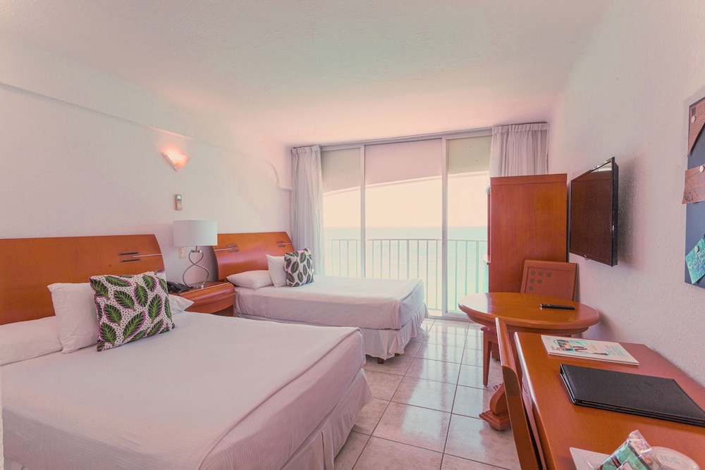 Deluxe Ocean Front  - 2 double beds - Photo 2