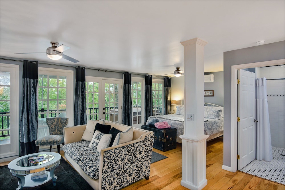 Honeymoon Cottage, 1 King Bed, Hot Tub, Mountain View photo 1