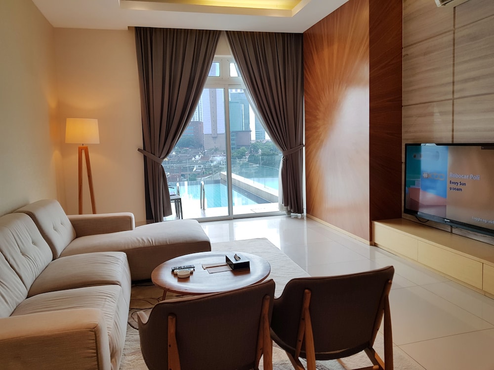 Premier 3 Bedroom with Private Pool A (Check in at D'esplanade Residence)
