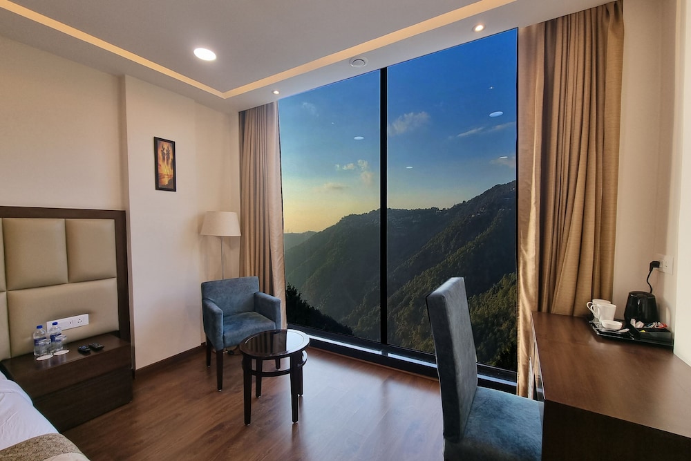 Premium Room, 1 King Bed, Non Smoking, Mountain View - Photo 5