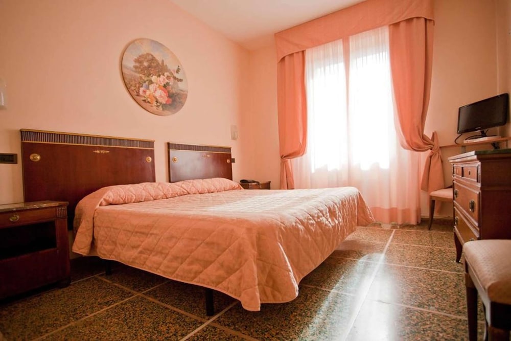 Economy Room - Photo 7