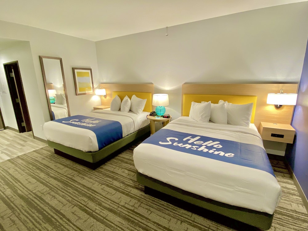 Room, 2 Queen Beds, Accessible, Non Smoking - Photo 4