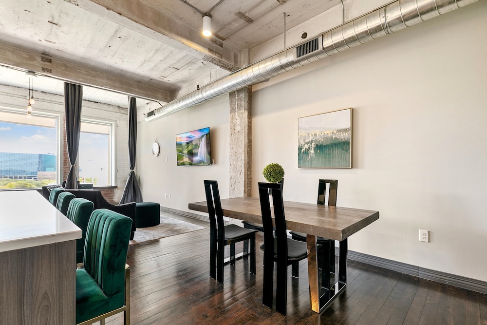 Signature Loft, 3 Bedrooms, 2 Bathrooms, City View - Photo 12