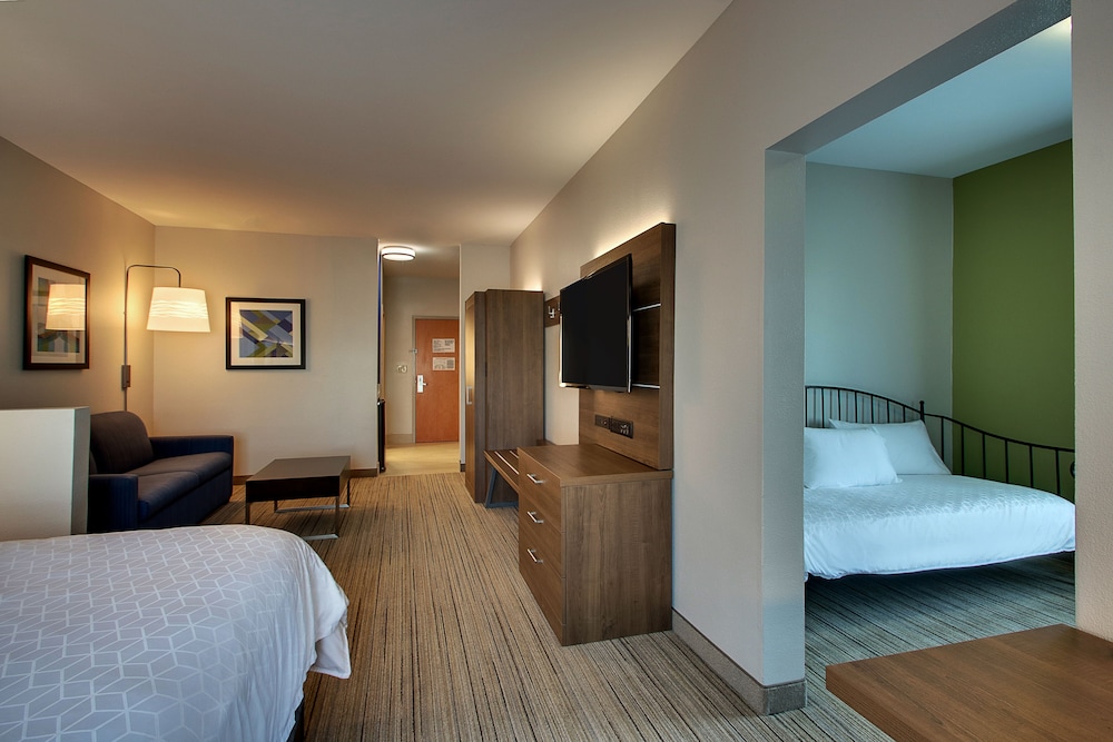 Suite, Multiple Beds - Photo 2