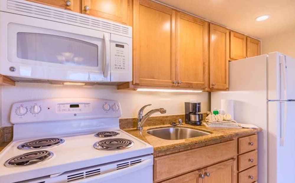 Panoramic Studio Suite, 1 King Bed With Sofa Bed, Partial Ocean View, Poolside (Unit 1019) photo 3