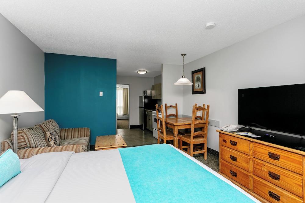 Family Suite, 1 King, 1 Queen, Kitchenette - Photo 7