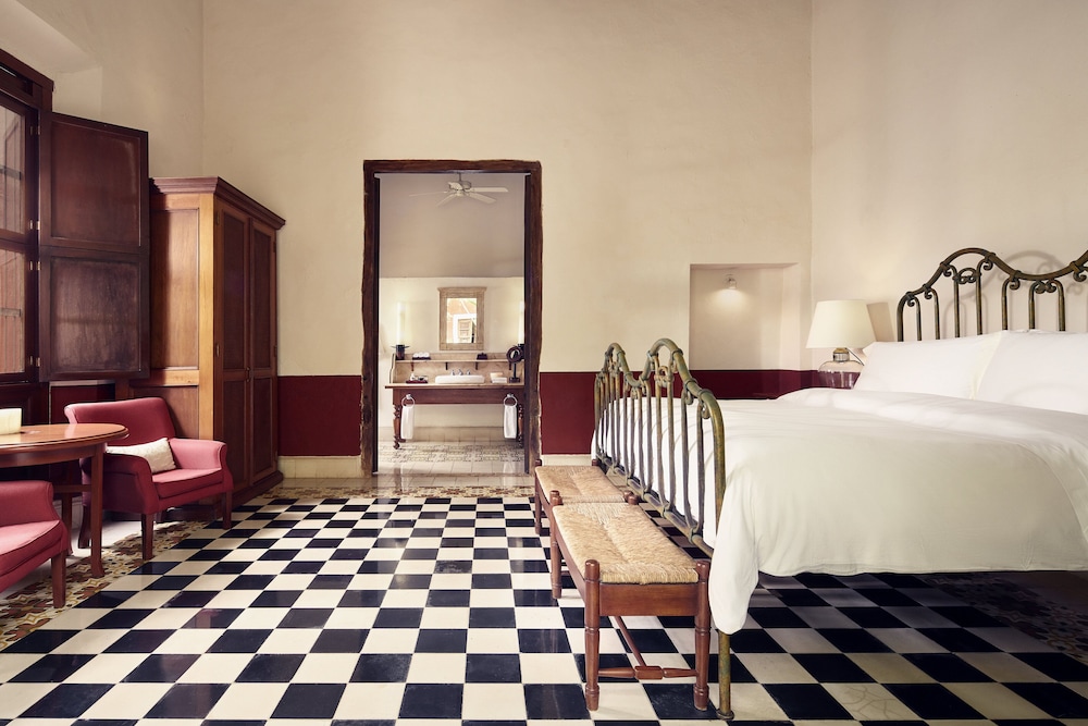Suite, 1 King Bed photo 2