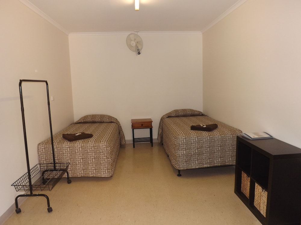 Basic Twin Room, Shared Bathroom photo 1
