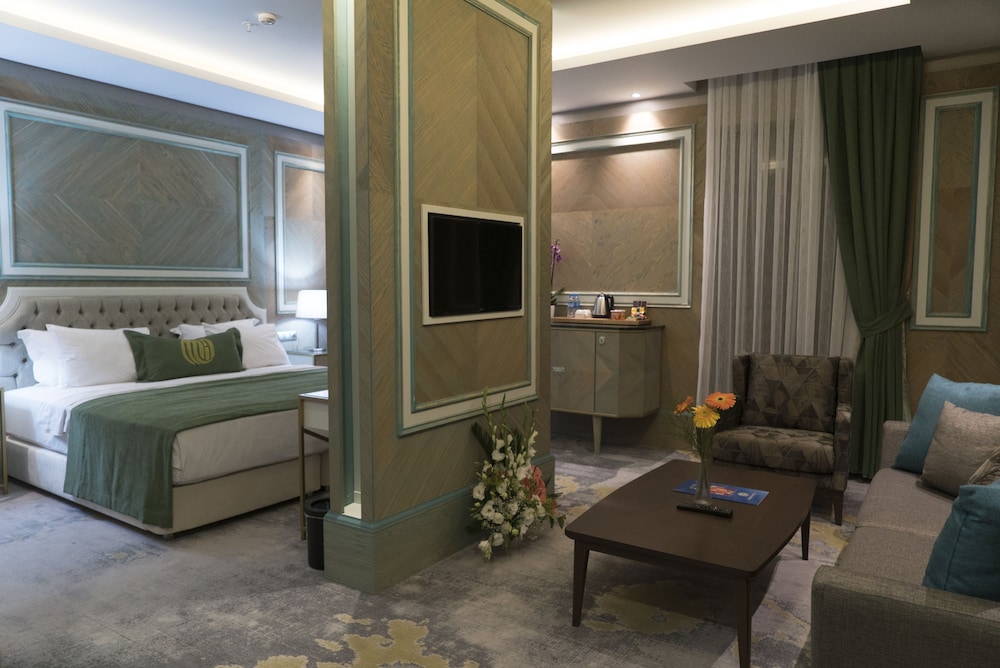 Junior Suite, 1 King Bed with Sofa bed photo 2