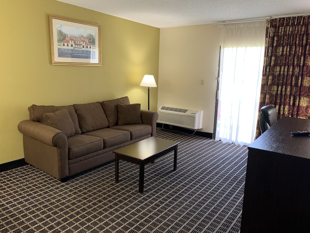 Suite, 1 King Bed - Photo 2