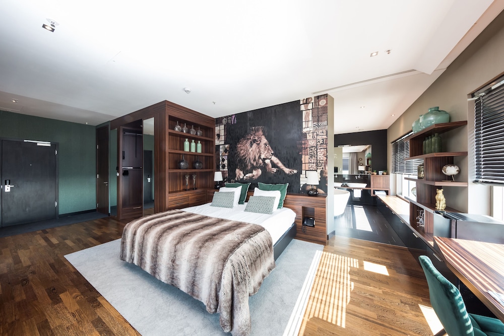 Design Suite, Jetted Tub (Panorama view)